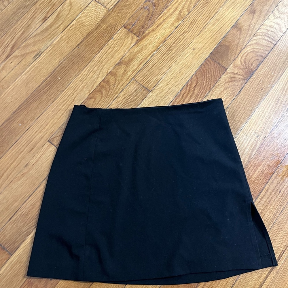 Aritzia Women's Mini Skirt (Color: Black)
